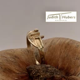 Mooie handgemaakte geelgouden ring met organische bewerking mt 17,75