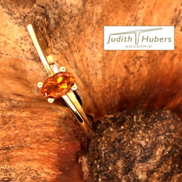Handgemaakte gouden ring met ovaal geslepen Citrien mt 17,75