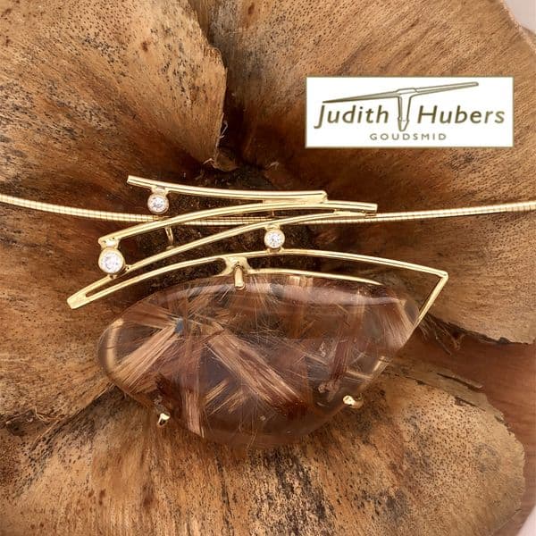 Handgemaakte geelgouden hanger met fancy geslepen Rutielkwarts en 3 diamanten incl. gouden omega collier
