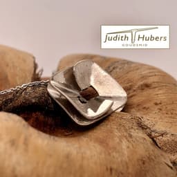 Handgemaakte witgouden vierkante hanger met glas en gematteerde bewerking en witgouden gourmette collier