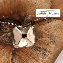 Handgemaakte witgouden vierkante hanger met glas en gematteerde bewerking en witgouden gourmette collier