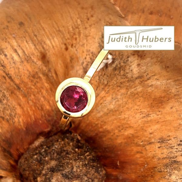 Handgemaakte gouden ring met briljant geslepen Rhodoliet mt 17,5