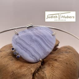 Handgemaakte zilveren hanger met Agaath en 3 stuks briljant geslepen Tanzanite met Omega collier