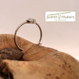 Handgemaakte witgouden ring met peer vormig geslepen Saffier mt 17,75