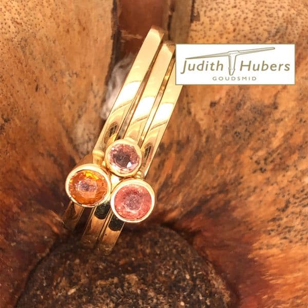 Handgemaakte geelgouden cocktail ring met 3 briljant geslepen Saffieren in diverse kleuren mt 17,5