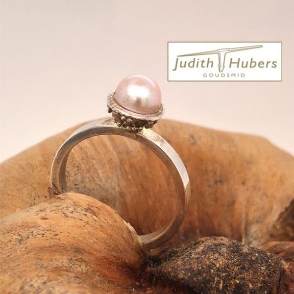 Handgemaakte zilveren ring met 6 mm roze parel mt 17,5