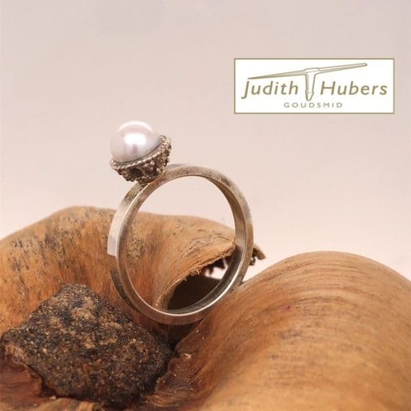 Handgemaakte zilveren ring met 6 mm witte parel