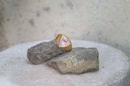 Handgemaakte gouden ring met een triljant geslepen Amethist mt 18
