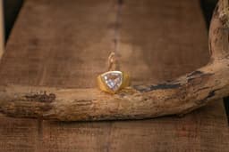 Handgemaakte gouden ring met een triljant geslepen Amethist mt 18
