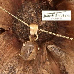 Handgemaakte geelgouden hanger met cabouchon geslepen Rutielkwarts en gouden gourmette collier