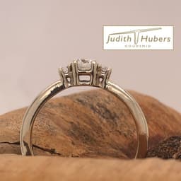 Handgemaakte witgouden ring met 3 stuks briljant geslepen Diamanten mt 17,5