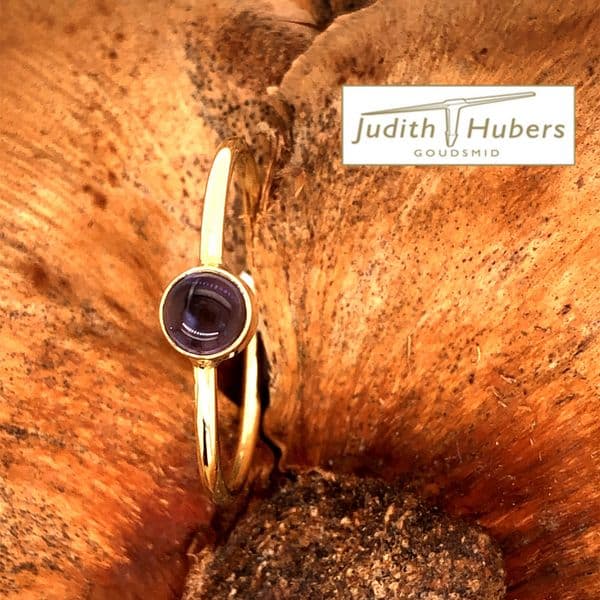 Handgemaakte gouden ring met rond cabouchon geslepen ioliet mt 17,5