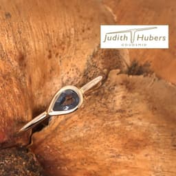 Handgemaakte witgouden ring met peer vormig geslepen Saffier mt 17,75