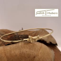 Handgemaakte geelgouden armband met organische bewerking