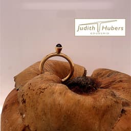 Handgemaakte gouden ring met rond cabouchon geslepen Rhodoliet mt 17,5