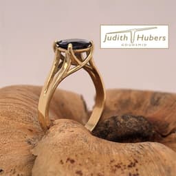 Handgemaakte gouden ring met cushion geslepen ioliet mt 18,25
