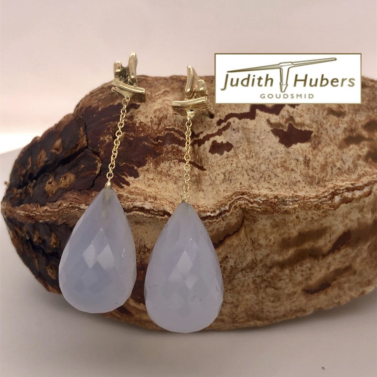 Handgemaakte geelgouden oorhangers met briolette geslepen Chalcedoon