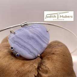 Handgemaakte zilveren hanger met Agaath en 3 stuks briljant geslepen Tanzanite met Omega collier