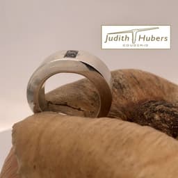 Handgemaakte gematteerde zilveren ring met 3 stuks ruwe diamanten mt 17