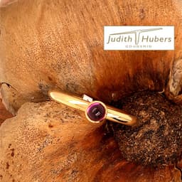 Handgemaakte gouden ring met rond cabouchon geslepen Rhodoliet mt 17,5