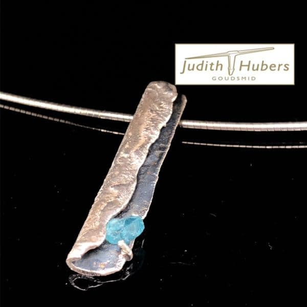 Handgemaakte zilveren hanger met 5 mm ruwe Apatite en omega collier