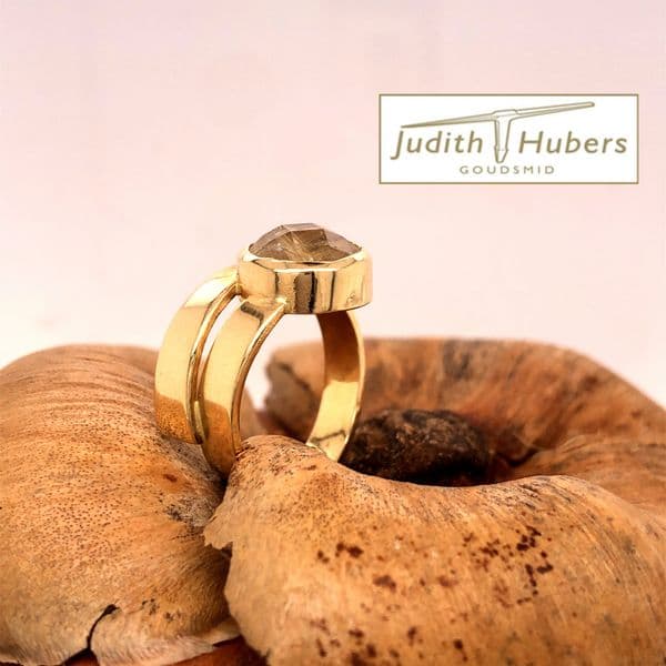 Handgemaakte gouden ring met rond checkerboard geslepen rutielkwarts mt 18
