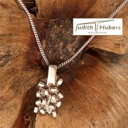 Handgemaakte witgouden hanger met organische bewerking en gourmette collier