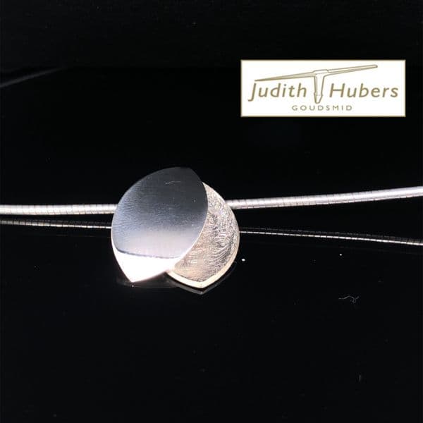 Handgemaakte zilveren hanger incl. omega collier