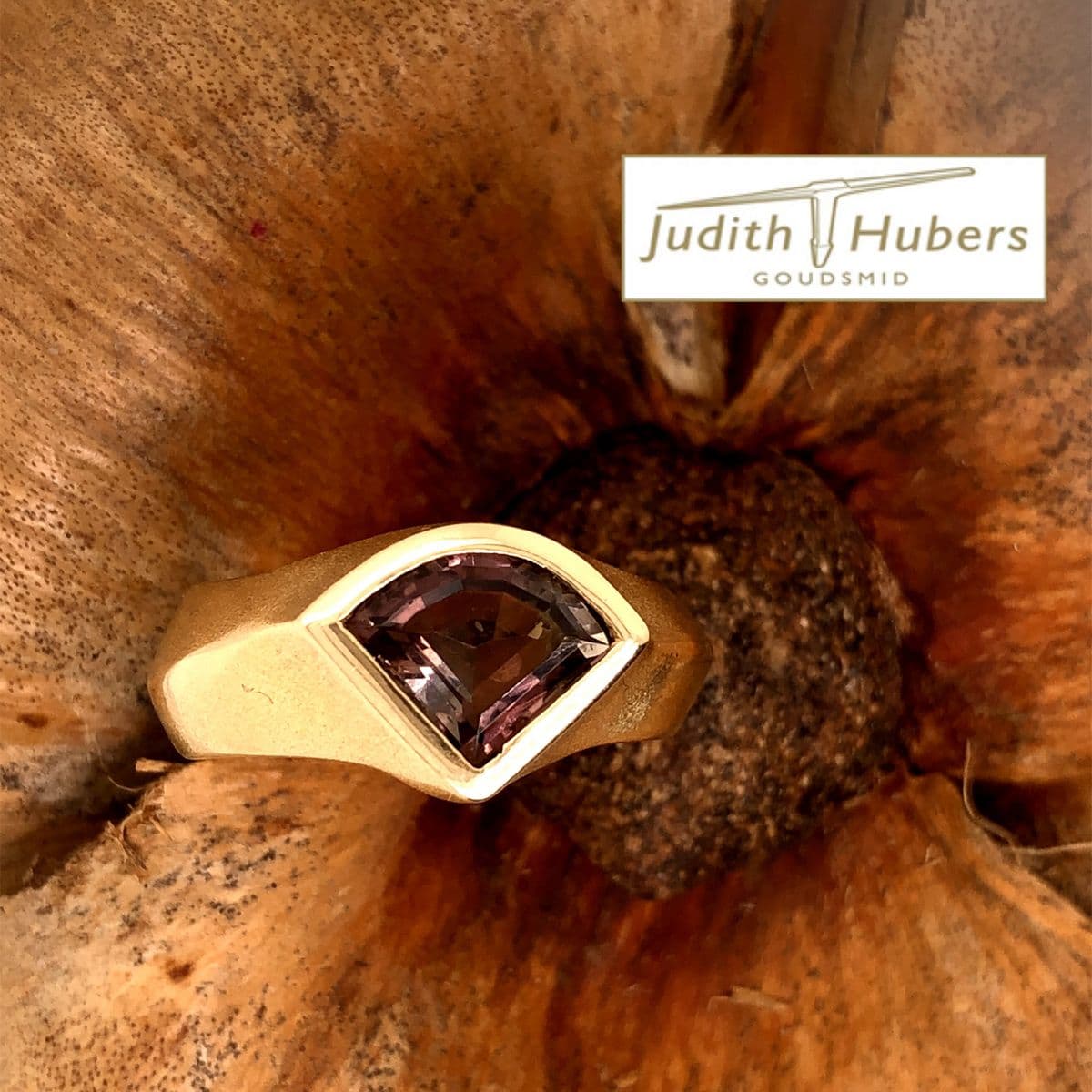 Handgemaakte geelgouden ring met fancy geslepen Toermalijn mt 17,75