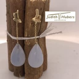 Handgemaakte geelgouden oorhangers met briolette geslepen Chalcedoon