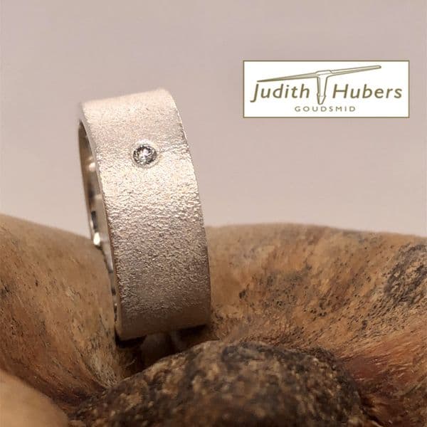 Handgemaakte zilveren ring met gematteerde bewerking en briljant geslepen diamant mt 16