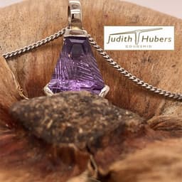 Handgemaakte witgouden hanger met fancy calf’s head geslepen Amethyst incl. wg gourmette collier