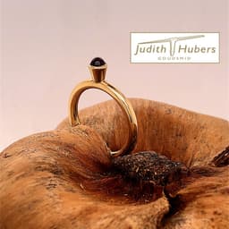 Handgemaakte gouden ring met rond cabouchon geslepen Rhodoliet mt 17,5