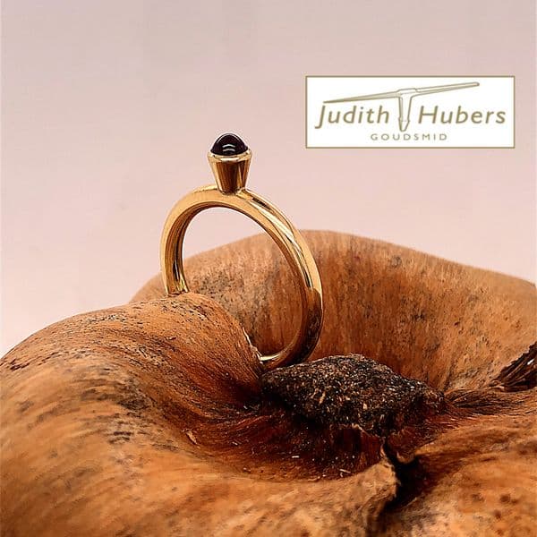 Handgemaakte gouden ring met rond cabouchon geslepen Rhodoliet mt 17,5