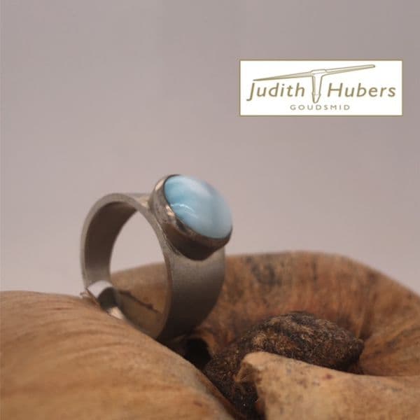 Handgemaakte zilveren ring met 11,5 mm cabouchon geslepen Larimar mt. 18