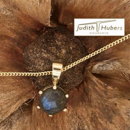 Handgemaakte geelgouden hanger met rond roos geslepen Labradoriet en gouden gourmette collier