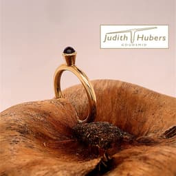 Handgemaakte gouden ring met rond cabouchon geslepen Rhodoliet mt 17,5