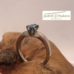 Handgemaakte witgouden ring met calf's head geslepen Topaas mt 17