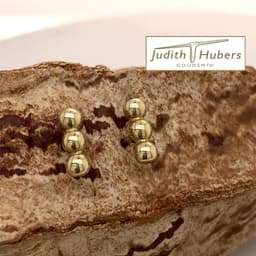 Handgemaakte geelgouden oorstekers met 3 bolletjes