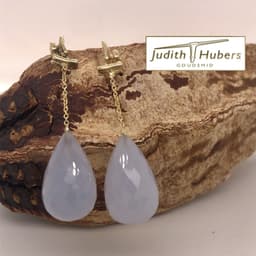 Handgemaakte geelgouden oorhangers met briolette geslepen Chalcedoon