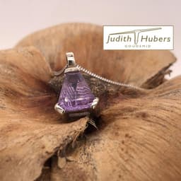 Handgemaakte witgouden hanger met fancy calf’s head geslepen Amethyst incl. wg gourmette collier