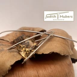 Handgemaakte witgouden hanger met cushion geslepen Citrien en witgouden omega collier