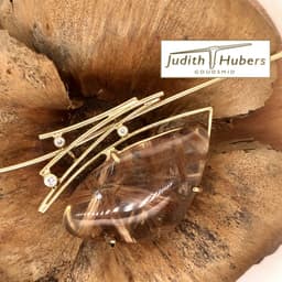 Handgemaakte geelgouden hanger met fancy geslepen Rutielkwarts en 3 diamanten incl. gouden omega collier
