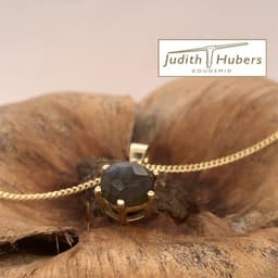 Handgemaakte geelgouden hanger met rond roos geslepen Labradoriet en gouden gourmette collier