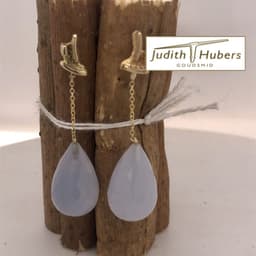 Handgemaakte geelgouden oorhangers met briolette geslepen Chalcedoon