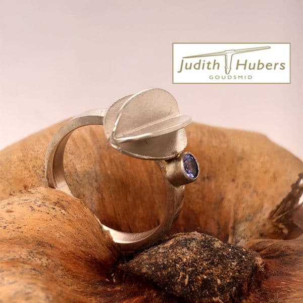 Handgemaakte zilveren ring met 4 mm briljant geslepen Tanzanite mt 17,5