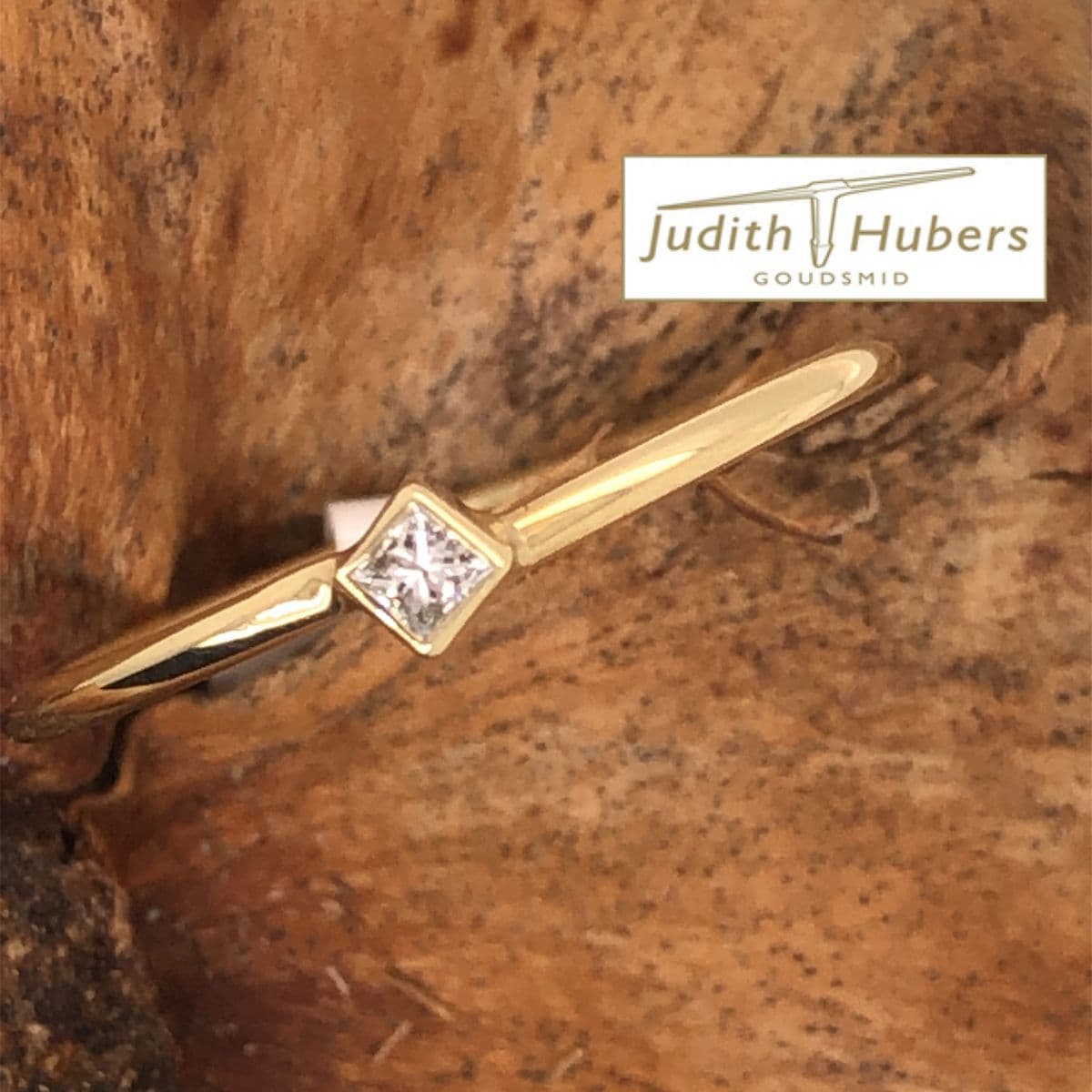 Handgemaakte geelgouden ring met princess geslepen Diamant mt 17,25