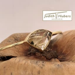 Handgemaakte geelgouden armband met cabouchon geslepen Rutielkwarts
