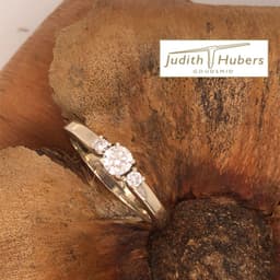 Handgemaakte witgouden ring met 3 stuks briljant geslepen Diamanten mt 17,5