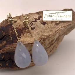 Handgemaakte geelgouden oorhangers met briolette geslepen Chalcedoon